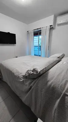 a bedroom with a large bed with a window at CHACABUCO 1 dormitorio in Cordoba