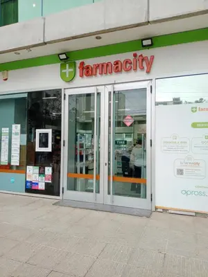 a store front with the entrance to a pharmacy at Confortable en Cofico in Cordoba