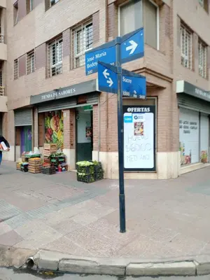 a street sign on a sidewalk in front of a building at Confortable en Cofico in Cordoba