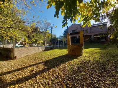 a park with a playground and a building at La Mexicana - Alta Gracia in Alta Gracia