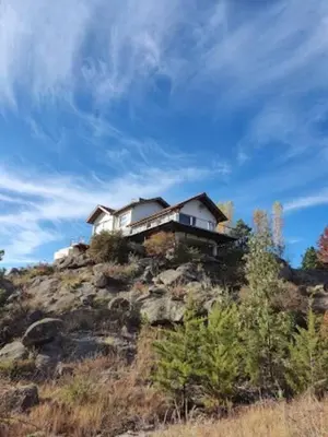 a house sitting on top of a hill at La Cumbrecita ,Casona super Lujo . in La Cumbrecita