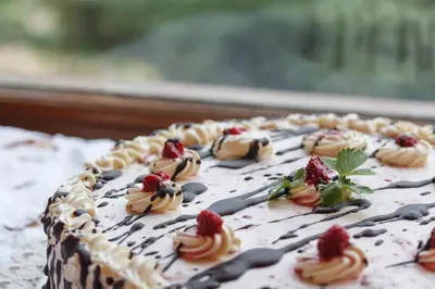 a cake with strawberries and chocolate on a table at Hotel Las Cascadas in La Cumbrecita