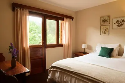 a bedroom with a bed and a window at Hotel Las Cascadas in La Cumbrecita