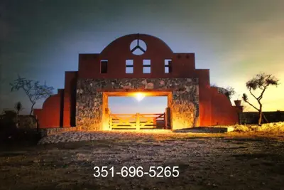 a red barn with a large doorway in front of it at Casa de campo in Villa San Nicolás