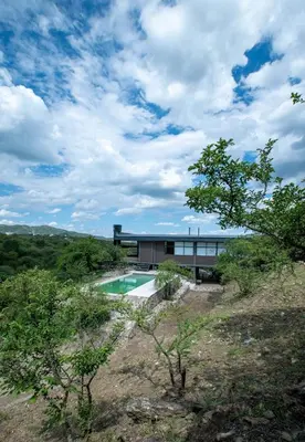 a house on a hill with a swimming pool at Casa de campo in Villa San Nicolás