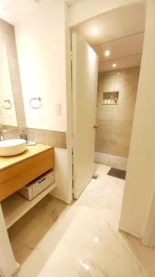a bathroom with a sink and a shower at Dpto Temporario Córdoba, ubicación ideal in Cordoba