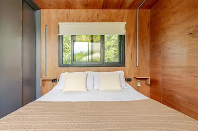 a bedroom with a bed with a window at Cabañas con jacuzzi privado y vistas al cerro Champaquí in San Javier
