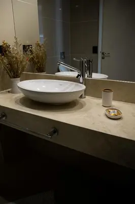 a bathroom with a white bowl sink on a counter at Apart France - Con Gim, Piscina y estacionamiento - Matrimonial in Río Cuarto