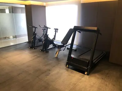 a gym with two exercise bikes in a room at Apart France - Con Gim, Piscina y estacionamiento - Matrimonial in Río Cuarto