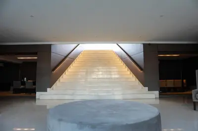 a large staircase with a round table in a building at Apart France - Con Gim, Piscina y estacionamiento - Matrimonial in Río Cuarto