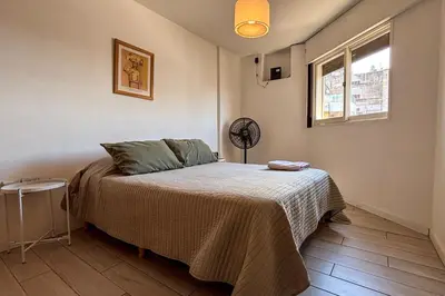 a bedroom with a bed and a window at Hermoso departamento en el centro de Cordoba, somos ApartamentosCordoba in Cordoba