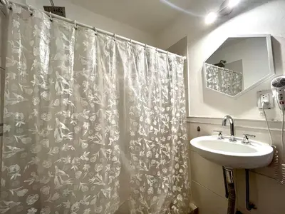 a bathroom with a shower curtain and a sink at Hermoso departamento en el centro de Cordoba, somos ApartamentosCordoba in Cordoba