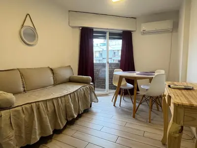 a living room with a couch and a table at Hermoso departamento en el centro de Cordoba, somos ApartamentosCordoba in Cordoba