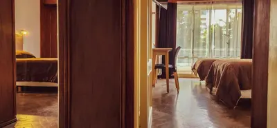 a room with a bedroom with a bed and a window at Grand Hotel Rio Cuarto in Río Cuarto