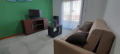 a living room with a couch and a tv at Aparts Kodu- Residencia Familiar in Río Cuarto