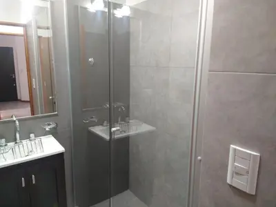 a bathroom with a shower and a sink at Aparts Kodu- Residencia Familiar in Río Cuarto