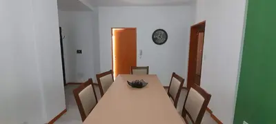 a room with a table with chairs and a clock on the wall at Aparts Kodu- Residencia Familiar in Río Cuarto