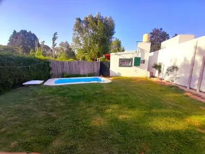 a backyard with a swimming pool in the yard at Casa el sueño de Alicia in Villa del Dique