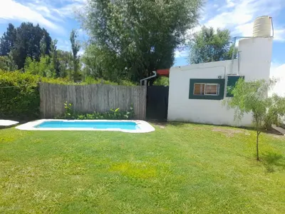 a backyard with a swimming pool in the grass at Casa el sueño de Alicia in Villa del Dique