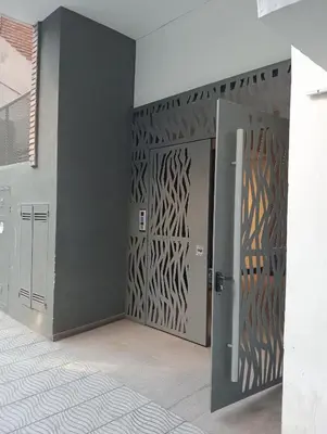 a hallway with a wall with a door with a pattern at Departamento Boho Chic Corazón de Nueva Córdoba in Cordoba