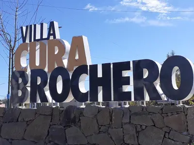 a sign for alla guiao broop on a stone wall at Cabañas Don Pocho in Villa Cura Brochero