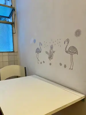 a room with a table with birds on the wall at Plazoleta Apartamento in Cordoba