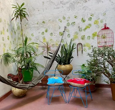 a room with two chairs and potted plants at Plazoleta Apartamento in Cordoba
