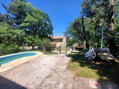 a yard with a swimming pool and a house at Casa Calo Bialet Massé in Bialet Massé