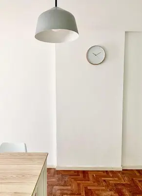 a white room with a clock on the wall at Ayres de Córdoba 2, Asador, Terraza, Balcón, Excelente Ubicación in Cordoba
