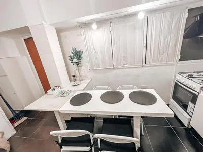 a kitchen with a white table and chairs at Departamento zona CENTRO BOLIVAR y LA CAÑADA con BALCÓN in Cordoba