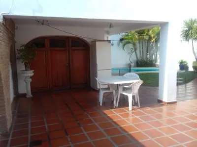 a patio with a table and chairs in front of a house at un lindo departamento in Cordoba