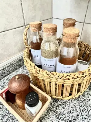a basket with four jars of spices on a counter at NUEVA CÓRDOBA - Vélez Sarsfield cerca del Allende y Oulton in Cordoba