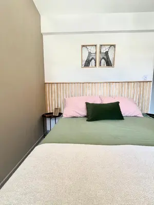 a bedroom with a bed with a pink and green at NUEVA CÓRDOBA - Vélez Sarsfield cerca del Allende y Oulton in Cordoba