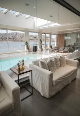 a living room with a white couch and a pool at Departamento con vistas al lago en Veneto Village in Villa Parque Siquiman