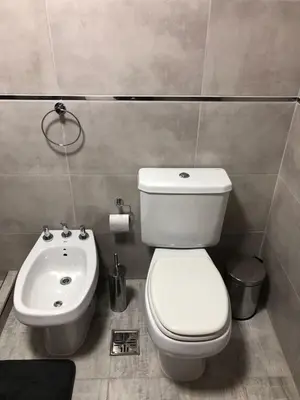 a bathroom with a toilet and a sink at Edificio Veneto IV - Departamento de un dormitorio en pleno centro in Villa Carlos Paz