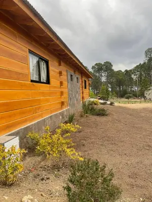 a building with a window on the side of it at Complejo Anthea in Villa Yacanto