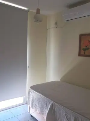 a bedroom with a bed in a room with a window at Excelente departamento en zona céntrica. C/Cochera in Río Cuarto