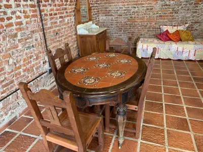 a wooden table and chairs in a room at LO DE CAPRETTA in Almafuerte