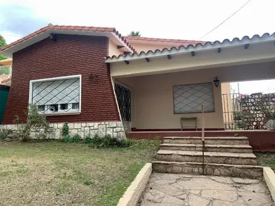 a house with a dog sticking its head out the window at casa de marta a 50 mts del centro in Villa Carlos Paz