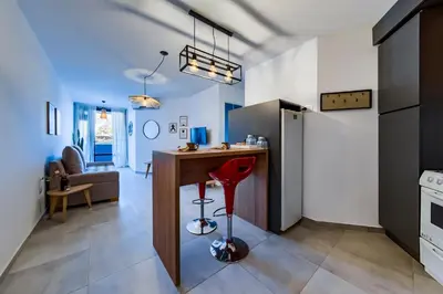 a kitchen with a bar in the middle of a room at Viaggiato Duarte Quirós in Cordoba