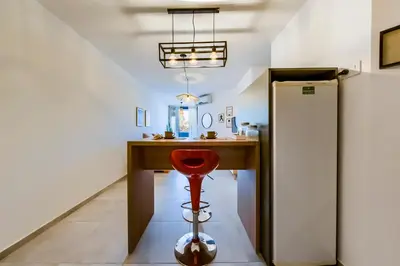 a room with a desk and a refrigerator at Viaggiato Duarte Quirós in Cordoba