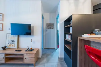 a living room with a wooden desk and a tv at Viaggiato Duarte Quirós in Cordoba