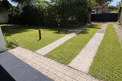 a walkway in a yard next to a house at Cabaña en el Centro de Mina Clavero in Mina Clavero