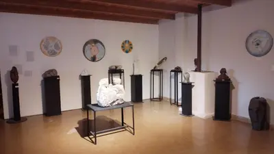 a room with a bunch of statues on display at Posada Tanti El Durazno in Tanti