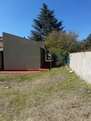 a backyard with a house and a wall at ESTANCIA VIEJA (CARLOS PAZ) in Estancia Vieja