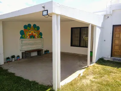 a wall with a mural on the side of a building at Hospedaje El Ciruelo in Alta Gracia