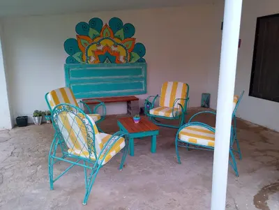 a group of chairs and a table in a room at Hospedaje El Ciruelo in Alta Gracia