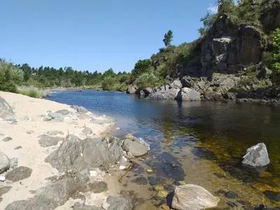 a river with rocks on the side of a mountain at Bela Vista Casa Serrana, Golpe de Agua in Los Reartes