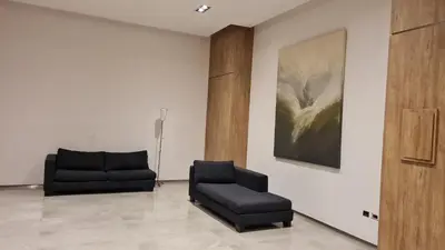 a living room with two chairs and a painting at Confort Río Cuarto I in Río Cuarto