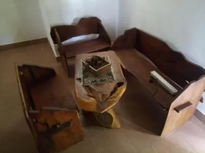 a wooden table in a room with a tableablish at Lo de Juan Cabañas in Los Reartes
